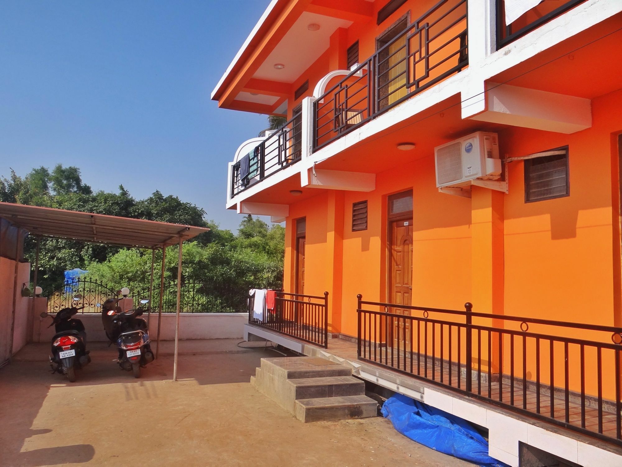 Oyo 15626 The Sovva Hotel Morjim Exterior photo
